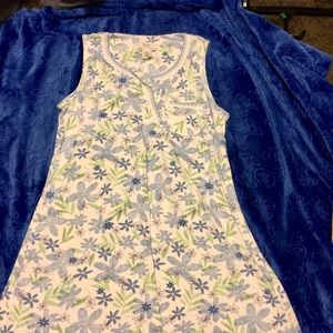 Floral print nightgown.